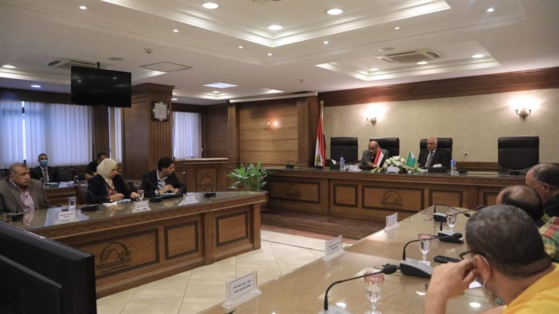 محافظ الجيزة في اجتماع