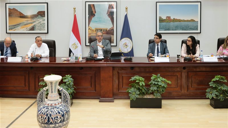 اجتماع وزير السياحة