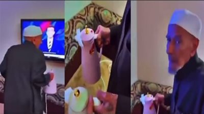 مسن سعودي يقف أمام التلفزيون لتقديم القهوة للمذيع.. وهذه قصته | فيديو