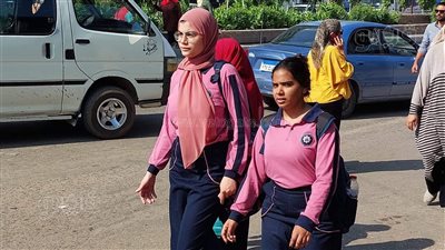 توافد طالبات الثانوية العامة مع ذويهم على لجان امتحان الاقتصاد | فيديو وصور 