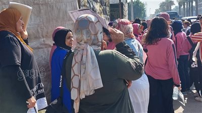 تحت آشعة الشمس.. انتظار أمهات طلاب الثانوية العامة أمام اللجان | فيديو وصور