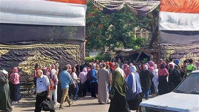 وسط تشديدات أمنية.. دخول طالبات الثانوية اللجان لأداء امتحان الاقتصاد | فيديو