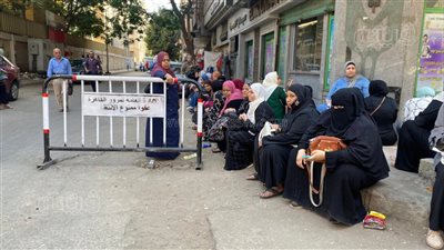 أولياء أمور طلاب الثانوية العامة يفترشون الأرض أمام لجان مدرسة المنيرة | صور 