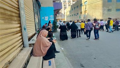 أولياء أمور طلاب الثانوية بالشرقية يشتكون من ارتفاع الحرارة داخل اللجان