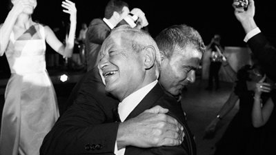 نجيب ساويرس ينشر صورته مع عمرو دياب ويعلق: 