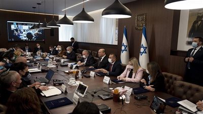 مليونير ورياضي وشاعر.. من هو رئيس وزراء إسرائيلي المقبل