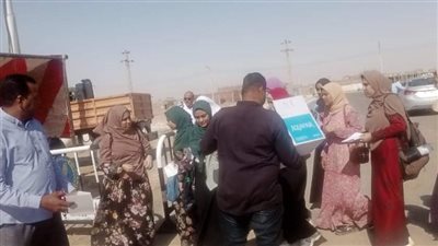 بسبب الحر.. سيارات مكيفة لطلاب الثانوية العامة بالوادى الجديد | صور 