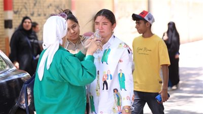 بكاء طالبات الثانوية بالجيزة والقاهرة بسبب صعوبة الاقتصاد والإحصاء | فيديو صور