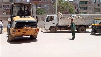رفع القمامة بشارع محور الفريق كمال عامر بالجيزة | صور
