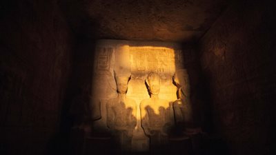 صباح اليوم.. تعامد الشمس على وجه تمثال رمسيس الثاني بمعبد أبو سمبل