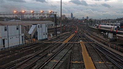 بسبب تسريح العمال وخفض الأجور.. بريطانيا تشهد أكبر إضراب للسكك الحديدية منذ 33 عاما 