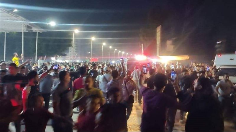 الأهالي يشيعون جنازة