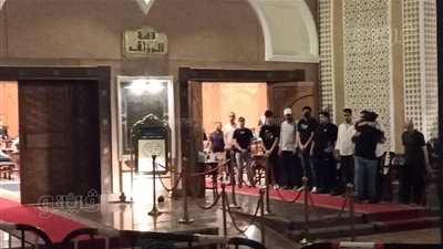 أحمد فتحي يتلقى عزاء والده بمسجد الشرطة.. وبيومي فؤاد ومحمد عبد الرحمن أول الحضور | صور