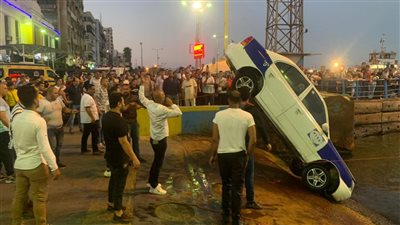 محاولة انتحار فاشلة.. تفاصيل سقوط سيارة في المجرى الملاحي لقناة السويس |صور