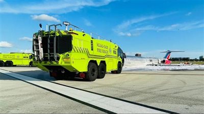 تقل 130 راكبا.. فيديو مروع لاشتعال النيران بطائرة بمطار أمريكي