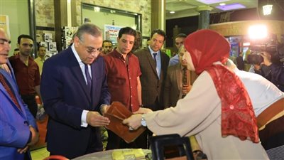محافظ سوهاج يتفقد معرض منتجات المناطق الصناعية والحرف اليدوية
