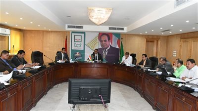 محافظ الفيوم يشكل لجنة لحصر المصانع المتعثرة بمنطقة كوم أوشيم الصناعية