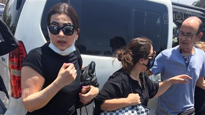 انهيار إنجي وجدان أثناء تشييع جثمان جدتها من مسجد السيدة نفيسة | صور 