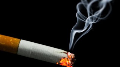 كيف يمنع القانون أذى التدخين السلبي في الأماكن العامة؟