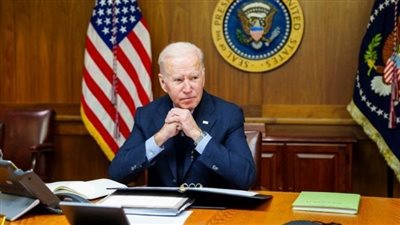 النفط يتراجع 5 دولارات مع دعوة بايدن لخفض ضرائب الوقود