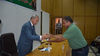 محافظ القليوبية يسلم تأشيرات السفر لحجاج الجمعيات الأهلية 