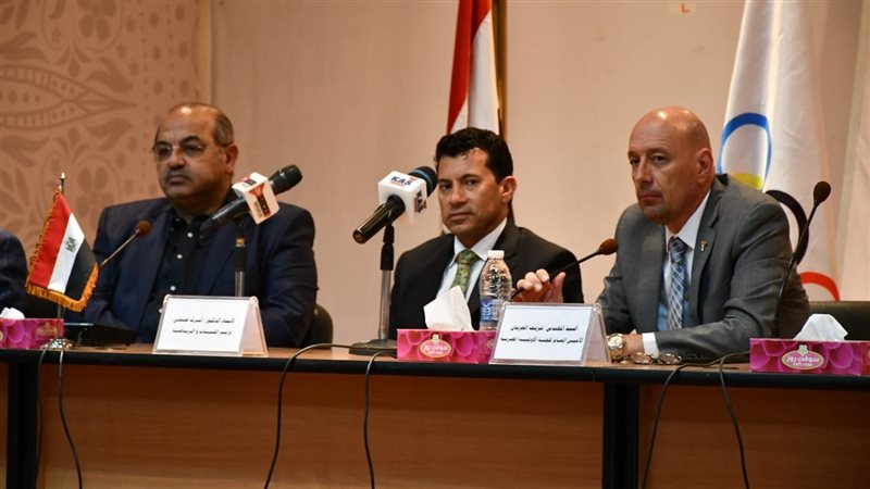وزير الرياضة يلتقي