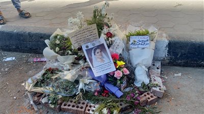 بالورود والملح.. طلاب جامعة المنصورة يحولون موقع حادث مقتل الطالبة نيرة أشرف لمزار |فيديو 