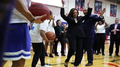 فشل وابتسامة.. موقف محرج لكامالا هاريس أثناء مشاركتها في إحياء 