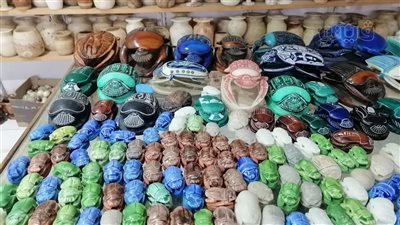 تميمة حظ وفك للعنوسة وطلب الطلاق.. قصص وحكايات عن جعران الفراعنة بالأقصر | فيديو