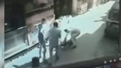 لحظة مقتل شاب على يد آخر بالساطور أمام المارة بدار السلام | فيديو