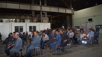 رئيس مصنع إنتاج وإصلاح المدرعات يجتمع بالعاملين