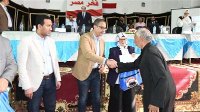 محافظ الفيوم يسلم جوازات السفر والتأشيرات لحجاج الجمعيات 