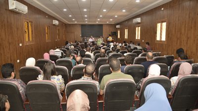 محافظ أسيوط: استمرار حملة طرق الأبواب للتطعيم ضد فيروس كورونا 