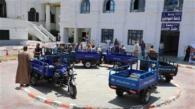  المنيا تسلم عددا من التروسيكلات للأسر الأولى بالرعاية