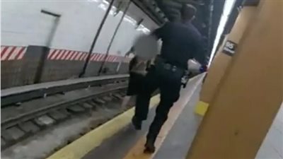 كانت ترتجف.. لحظة إنقاذ فتاة من الموت المحقق على شريط المترو | فيديو