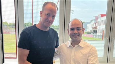 أبو عبلة يهدي درع الأهلي لطبيب نادي بايرن ميونيخ 