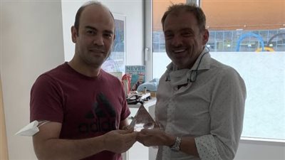 أبو عبلة يهدي درع وقميص الأهلي للخبير النمساوي 