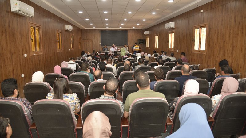 اجتماع محافظ أسيوط