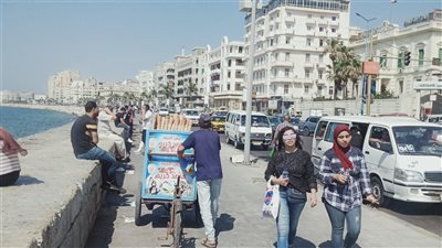 بث مباشر.. إقبال المواطنين على كورنيش الإسكندرية رغم ارتفاع الحرارة 