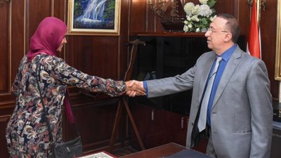 محافظ الإسكندرية يكرم إحدى العاملات بشاطىء ميامي العام