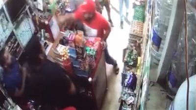 لحظة ضرب شاب على يد آخر بالساطور داخل محل في المطرية| فيديو