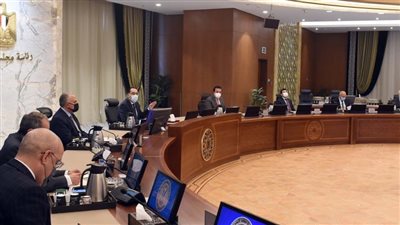 مدبولي يلتقي مسئولي بنك 