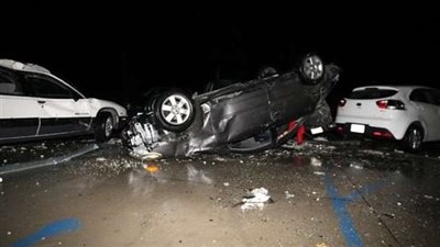 إصابة 11 شخصا في تصادم سيارتين بـ