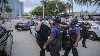 سلم مسدسك وخد دولارات.. تسعيرة من الشرطة الأمريكية لأسلحة المدنيين