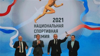  بطل مصارعة ينقذ حياة 6 أشخاص من سيارة تلتهمها النيران | فيديو