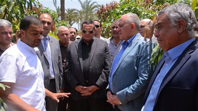 محافظ البحيرة ووزير الري يتفقدان عددا من المزارع تعمل بنظام الرى الحديث