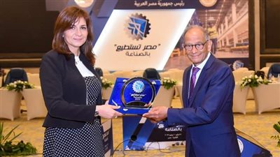 وزيرة الهجرة تهنئ هاني عازر لمنحه الدكتوراة الفخرية من جامعة بيروت