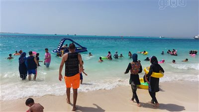 الصيف محتاج مطروح.. شاهد زحام وفرحة المصطافين بالبحر| فيديو وصور