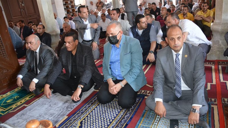 محافظ البحيرة ووزير