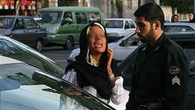 بسبب خلع الحجاب.. اعتقال مراهقات إيرانيات